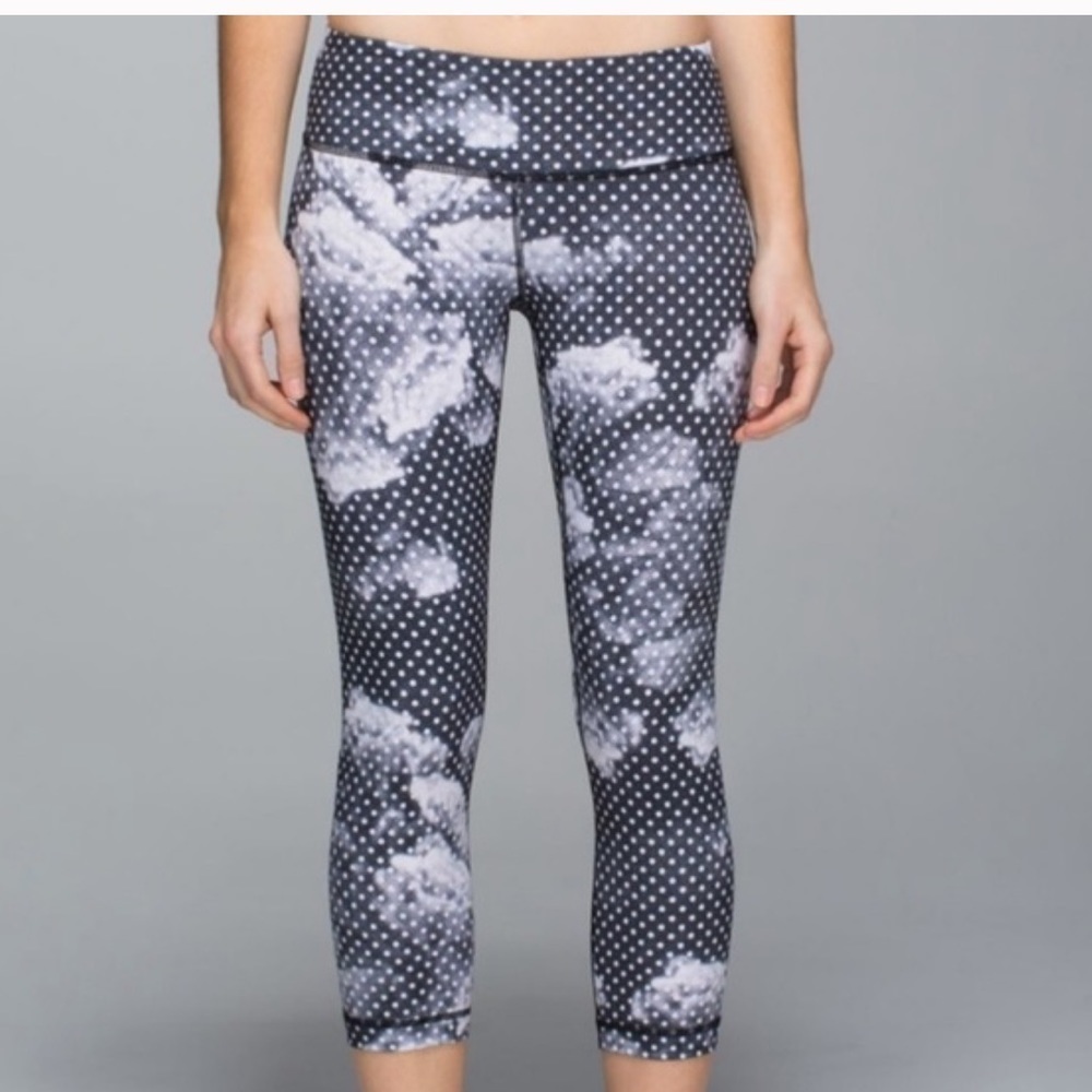 Lululemon Wunder Under Cropped 
Dottie Dream Rose print